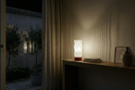 lamp wavy dans un salon la nuit