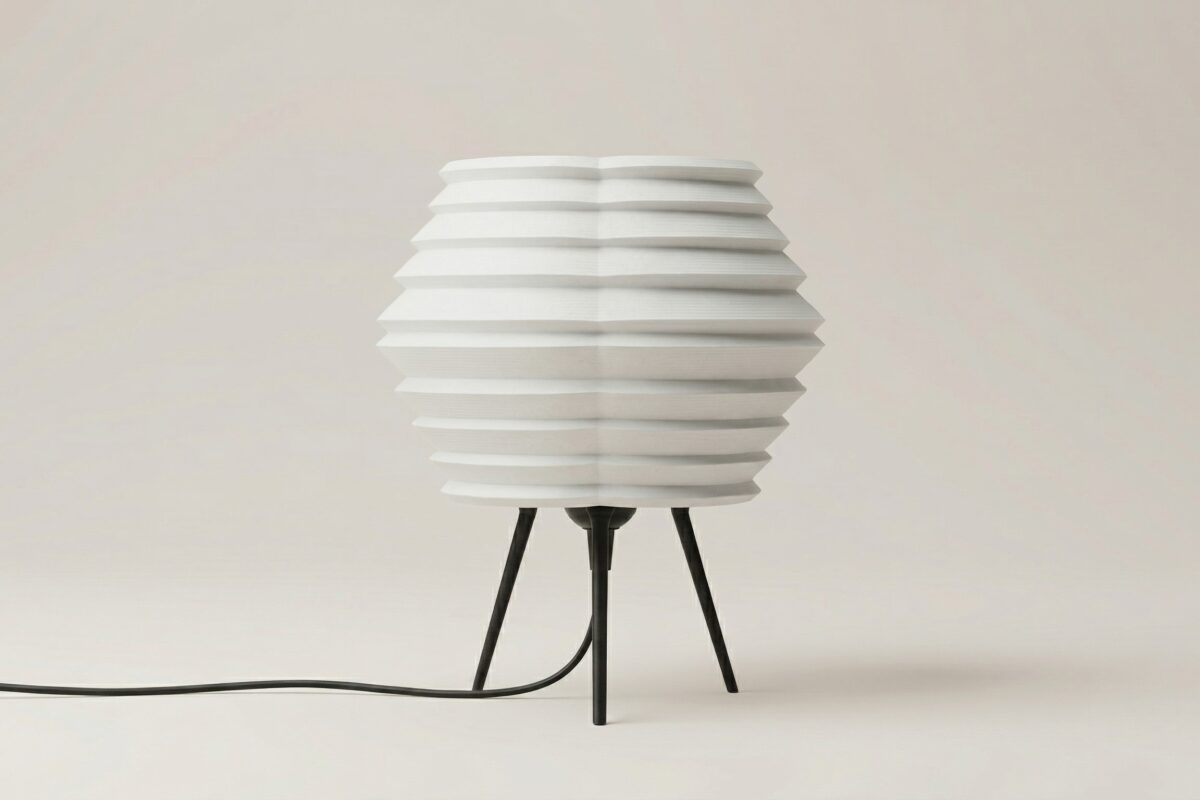 Lampe de table Aurora blanche avec pieds noirs