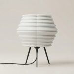 Lampe de table Aurora blanche avec pieds noirs